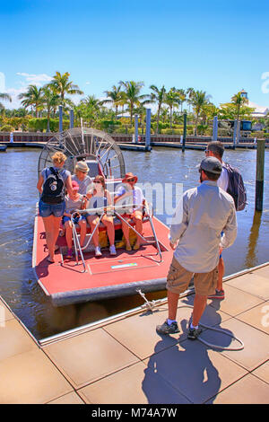 Die Menschen an Bord einer Airboat in Everglades City, Florida, USA Stockfoto