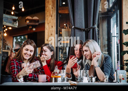 Vier schöne junge Frau tun selfie in einem Café, beste Freunde Mädchen zusammen Spaß haben Stockfoto