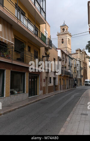 Orihuela, Spanien. Februar 26, 2018: Santiago Straße in der Stadt Orihuela, Provinz Alicante, Spanien. Stockfoto
