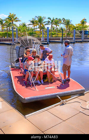 Die Menschen an Bord einer Airboat in Everglades City, Florida, USA Stockfoto