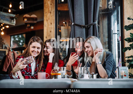 Vier schöne junge Frau tun selfie in einem Café, beste Freunde Mädchen zusammen Spaß haben Stockfoto