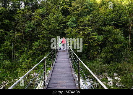 Mutter und Sohn wandern auf einer Hängebrücke Stockfoto