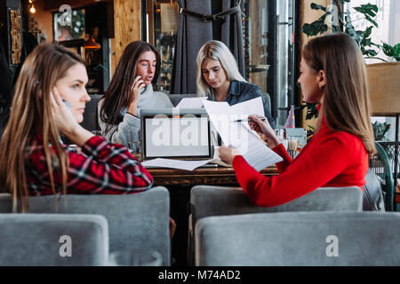 Firma Geschäftsfrau diskutieren Dokumente in einem Cafe sitzen Stockfoto