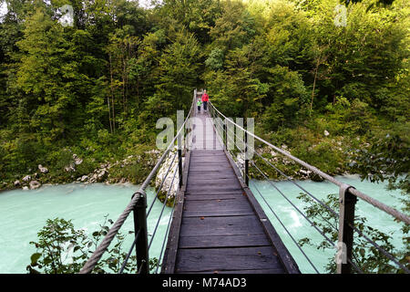 Mutter und Sohn wandern auf einer Hängebrücke Stockfoto