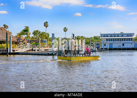 Airboats Position heraus zu den Mangroven Sümpfe der Everglades in Everglades City in Florida, USA Stockfoto