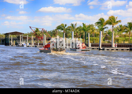 Airboats Position heraus zu den Mangroven Sümpfe der Everglades in Everglades City in Florida, USA Stockfoto