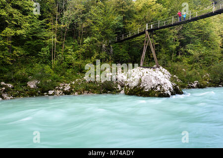 Mutter und Sohn wandern auf einer Hängebrücke Stockfoto