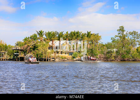 Airboats Position heraus zu den Mangroven Sümpfe der Everglades in Everglades City in Florida, USA Stockfoto