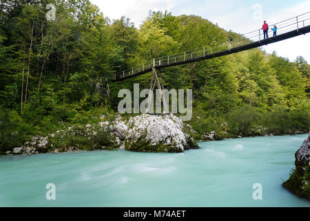 Mutter und Sohn wandern auf einer Hängebrücke Stockfoto