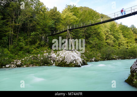 Mutter und Sohn wandern auf einer Hängebrücke Stockfoto