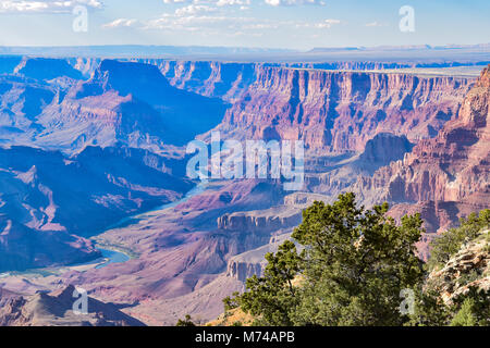 Einen atemberaubenden Blick vom Südrand des Grand Canyon und den Colorado Fluss, der durch es. Stockfoto