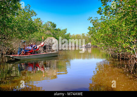 Die Menschen an Bord einer Airboat in der Mangrove um Everglades City in South Florida USA Stockfoto