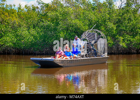 Die Menschen an Bord einer Airboat in der Mangrove um Everglades City in South Florida USA Stockfoto