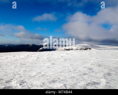 Auf der Suche über die Oberseite des Loch Brandy aus der verschneiten Skipisten der Grünen Hügel im Glen Clova, Angus. Stockfoto