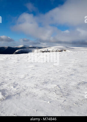 Auf der Suche über die Oberseite des Loch Brandy aus der verschneiten Skipisten der Grünen Hügel im Glen Clova, Angus. Stockfoto