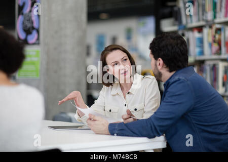 Ältere Studierende in der Bibliothek Studium zusammen Stockfoto