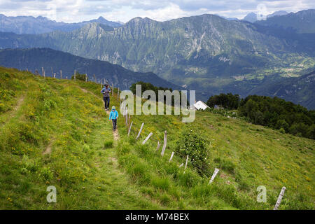 Mutter und Sohn wandern, Ausflüge in die Berge Matajur. Matajur ist ein Berg in den Julischen Alpen auf der Grenze zwischen Italien und Slowenien Stockfoto