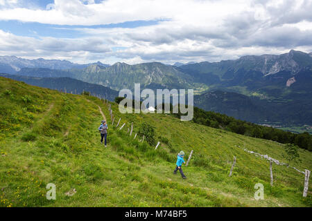 Mutter und Sohn wandern, Ausflüge in die Berge Matajur. Matajur ist ein Berg in den Julischen Alpen auf der Grenze zwischen Italien und Slowenien Stockfoto