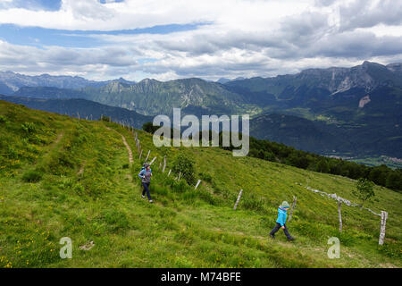 Mutter und Sohn wandern, Ausflüge in die Berge Matajur. Matajur ist ein Berg in den Julischen Alpen auf der Grenze zwischen Italien und Slowenien Stockfoto