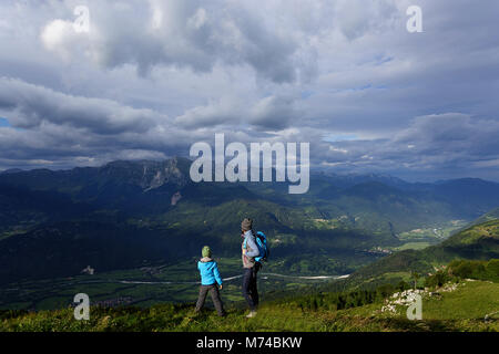 Mutter und Sohn wandern, Ausflüge in die Berge Matajur. Matajur ist ein Berg in den Julischen Alpen auf der Grenze zwischen Italien und Slowenien Stockfoto