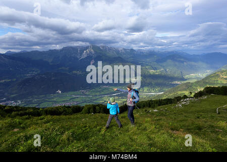 Mutter und Sohn wandern, Ausflüge in die Berge Matajur. Matajur ist ein Berg in den Julischen Alpen auf der Grenze zwischen Italien und Slowenien Stockfoto