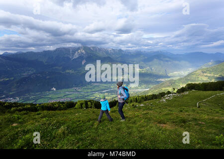 Mutter und Sohn wandern, Ausflüge in die Berge Matajur. Matajur ist ein Berg in den Julischen Alpen auf der Grenze zwischen Italien und Slowenien Stockfoto