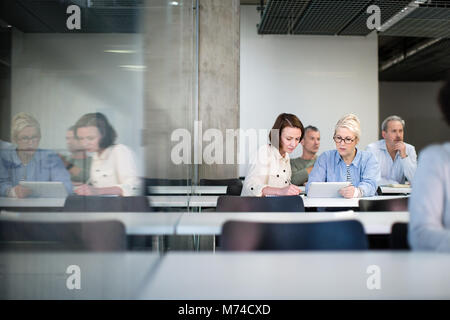 Weibliche reife Studenten gemeinsam an einem Kurs Stockfoto