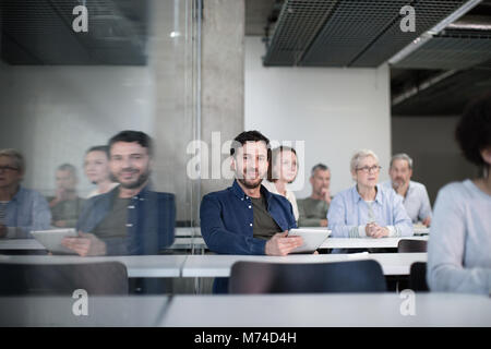 Portrait von reife Schüler mit digitalen Tablet in einem Vortrag Stockfoto