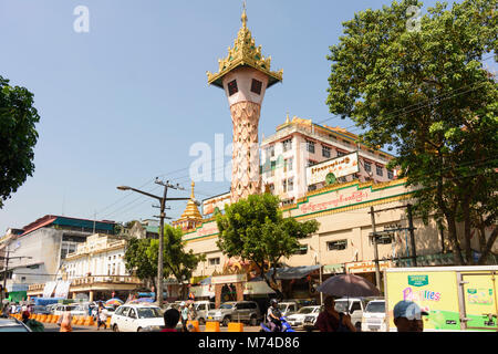 Yangon (Rangun): Maha Bandoola Road, Blick auf goldene Sule Pagode, koloniale Altstadt, Yangon, Myanmar (Birma) Stockfoto