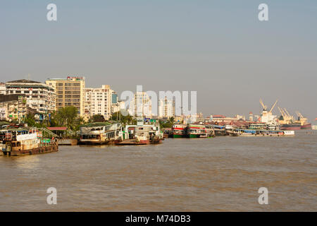 Yangon (Rangoon): Yangon Fluß, rostigen Schiff, Hafen, Kran, Yangon, Myanmar (Birma) Stockfoto