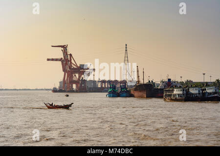 Yangon (Rangoon): Yangon Fluß, rostigen Schiff, hafenkran von Myanmar Industrial Port,, Yangon, Myanmar (Birma) Stockfoto