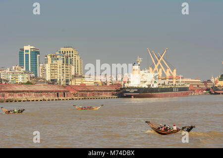 Yangon (Rangoon): Yangon Fluß, rostigen Schiff, hafenkran von Bo Aung Kyaw Terminal, Yangon, Myanmar (Birma) Stockfoto