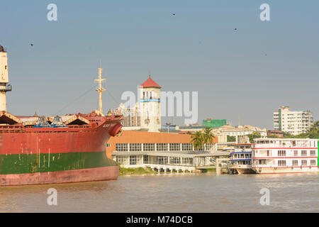 Yangon (Rangoon): Yangon Fluss, Stadtzentrum, Frachtschiff, Myanma Port Authority Gebäude, Yangon, Myanmar (Birma) Stockfoto