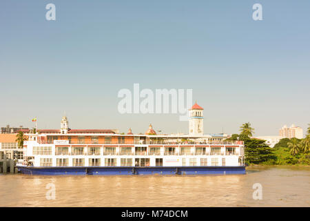 Yangon (Rangoon): Yangon Fluss, Stadtzentrum, Kreuzfahrtschiff, Myanma Port Authority Gebäude, Yangon, Myanmar (Birma) Stockfoto