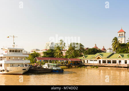 Yangon (Rangoon): Yangon Fluss, Stadtzentrum, Kreuzfahrtschiff, Myanma Port Authority Gebäude, Yangon, Myanmar (Birma) Stockfoto