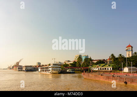 Yangon (Rangoon): Yangon Fluss, Stadtzentrum, Kreuzfahrtschiff, Myanma Port Authority Gebäude, Yangon, Myanmar (Birma) Stockfoto