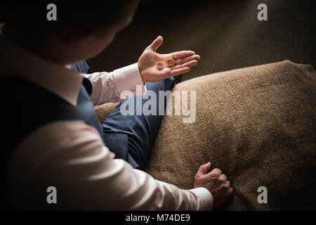 Bräutigam Hochzeit Ringe in der Hand Tageslicht in das Zimmer liebe Feier Stockfoto