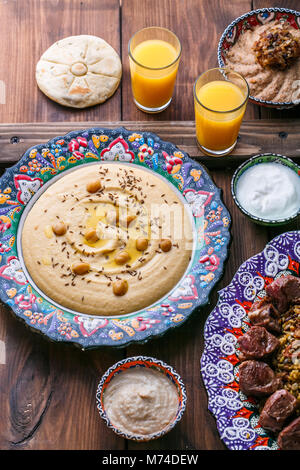 Hausgemachte Hummus mit Pita in traditionellen Platte Stockfoto