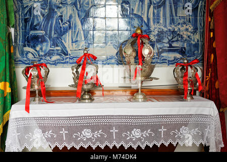 Silber Kronen. Heiliger Geist (Espirito Santo) Festlichkeiten an Silveira. Pico, Azoren, Portugal Stockfoto