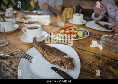 Lecker Bachforelle auf einem Teller mit Gemüse in Village Restaurant abendessen in Georgien Stockfoto