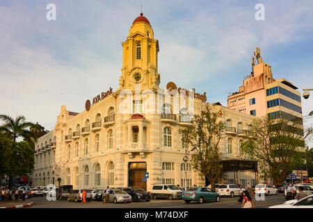 Yangon (Rangun): Ayeyarwady (Aya) Bank, ehemaliger Rowe & Co. Department Store, koloniale Altstadt, Yangon, Myanmar (Birma) Stockfoto