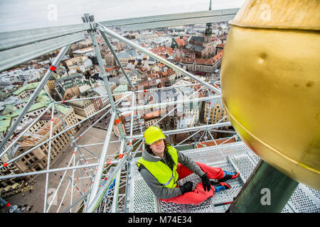 Highclimber Arbeiter Mann in die Stadt, hohe Gebäude der Kirche instandsetzen Stockfoto