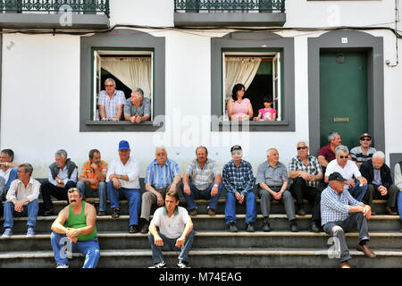 Menschen in einem Stierkampf (tourada à Corda) Tag, in Angra do Delgada. Terceira, Azoren, Portugal Stockfoto