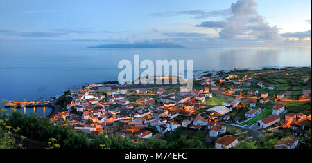 Vila Nova do corvo in der Dämmerung. Insel Flores am Horizont. Azoren, Portugal Stockfoto