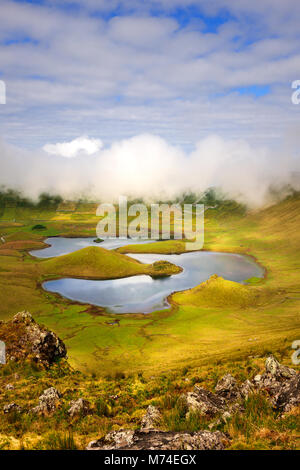 Die vulkanischen Krater (caldeirão) mit einem schönen See auf der Insel Corvo. Azoren, Portugal Stockfoto