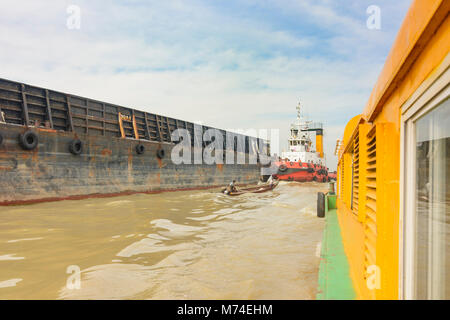 Yangon (Rangun): Fischerboot mit net an fast Kollision mit Binnenschiff und Yangon Wasser Bus Schiff,, Yangon, Myanmar (Birma) Stockfoto