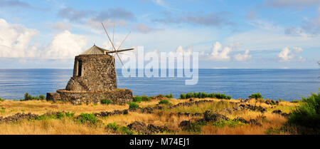 Windmühle in Vila Nova do Corvo. Azoren, Portugal Stockfoto