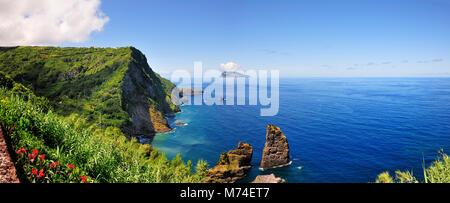 Insel Flores. Corvo Insel am Horizont. Azoren, Portugal Stockfoto