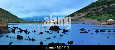 Die Bucht von Porto Pim in der Dämmerung. Faial, Azoren, Portugal Stockfoto