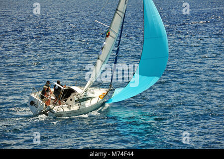 Regatten im Meer Kanal zwischen Faial und Pico Inseln im Meer Woche Festival. Faial, Azoren, Portugal Stockfoto